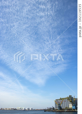 青空と白い雲と海と工場 青空と白い雲と海と工場 102119535