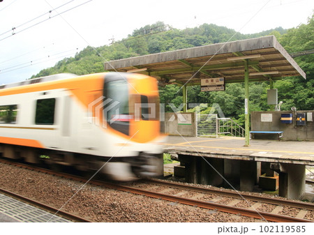 近鉄大阪線秘境駅の西青山駅を通過する特急列車 近鉄大阪線秘境駅の西青山駅を通過する特急列車 102119585