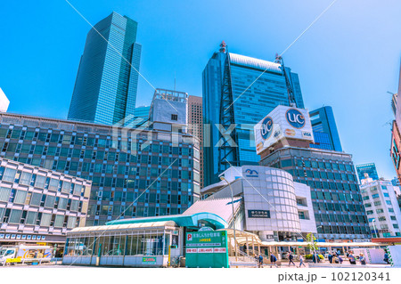 日本の東京都市景観 賑わうゆりかもめ新橋駅。タクシーのりばにはタクシーが…＝4月27日の写真素材 [102120341] - PIXTA