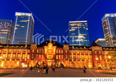 東京　夜の千代田区 丸の内の都市風景　東京駅と東京ミッドタウン八重洲 102120353