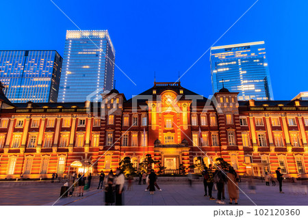 東京 夕方の千代田区 丸の内の都市風景 東京駅と東京ミッドタウン八重洲 東京 夕方の千代田区 丸の内の都市風景 東京駅と東京ミッドタウン八重洲 102120360