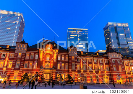 東京　夕方の千代田区 丸の内の都市風景　東京駅と東京ミッドタウン八重洲 102120364
