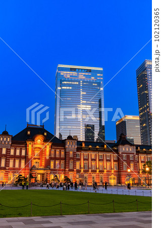 東京　夕方の千代田区 丸の内の都市風景　東京駅と東京ミッドタウン八重洲 102120365