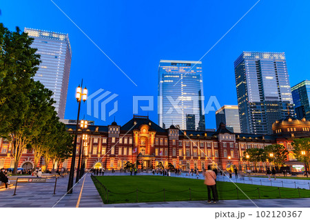 東京　夕方の千代田区 丸の内の都市風景　東京駅と東京ミッドタウン八重洲 102120367