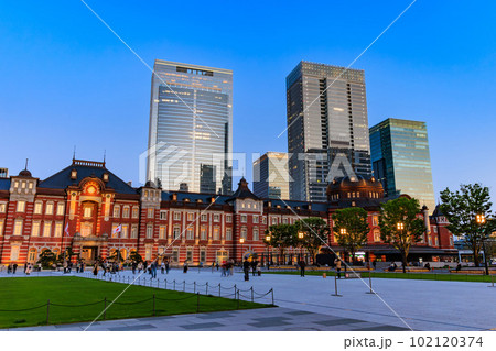 東京 夕方の千代田区 丸の内の都市風景 東京駅と東京ミッドタウン八重洲 東京 夕方の千代田区 丸の内の都市風景 東京駅と東京ミッドタウン八重洲 102120374