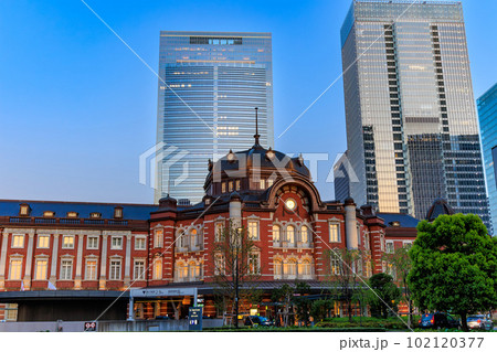 東京　夕方の千代田区 丸の内の都市風景　東京駅と東京ミッドタウン八重洲 102120377