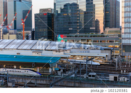 東京　夕方の千代田区 丸の内の都市風景　東京駅と東京ミッドタウン八重洲 102120381