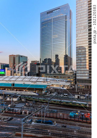 東京　夕方の千代田区 丸の内の都市風景　東京駅と東京ミッドタウン八重洲 102120383