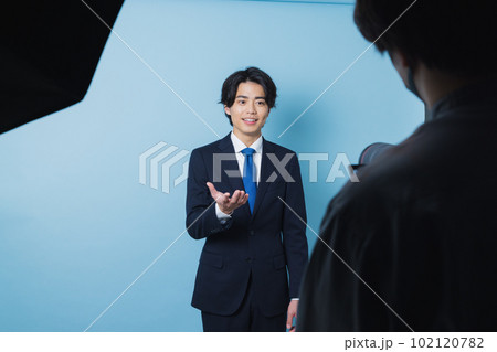 スーツの若い男性 102120782