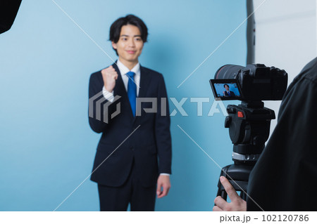 スーツの若い男性 102120786