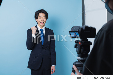 スーツの若い男性 102120788