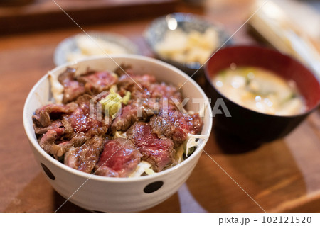 小料理野本のステーキ丼 小料理野本のステーキ丼 102121520