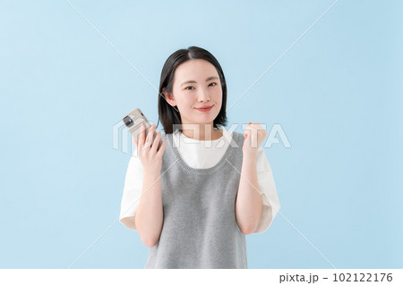 女性 カジュアル スマホ ガッツポーズ 女性 カジュアル スマホ ガッツポーズ 102122176