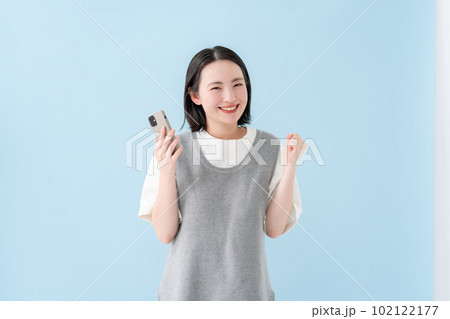 女性 カジュアル スマホ ガッツポーズ 女性 カジュアル スマホ ガッツポーズ 102122177