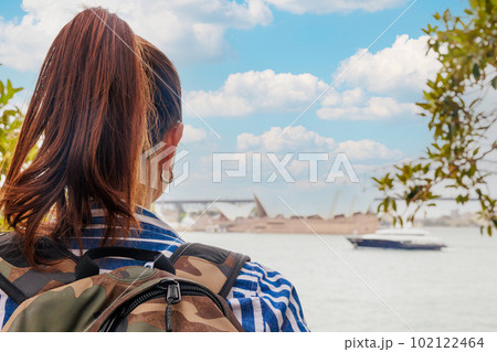シドニーのオペラハウスを眺める女性の後ろ姿 シドニーのオペラハウスを眺める女性の後ろ姿 102122464
