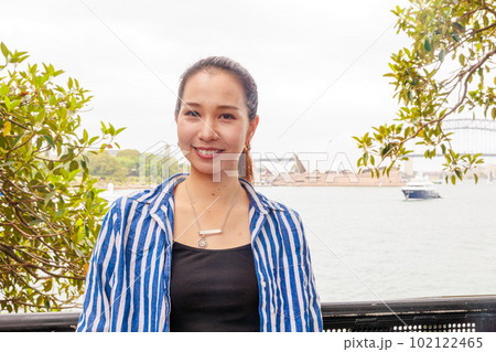 シドニー湾の前で微笑む日本人女性 シドニー湾の前で微笑む日本人女性 102122465