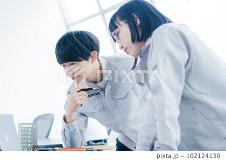 開発計画を検討するエンジニア 開発計画を検討するエンジニア 102124130