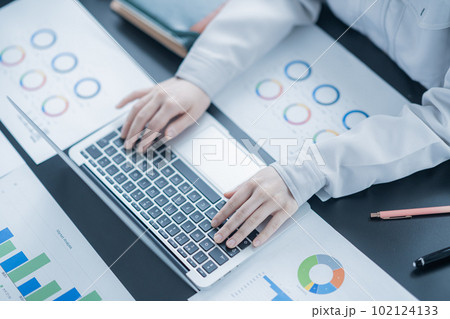 データ入力をする女性エンジニア　顔なし 102124133