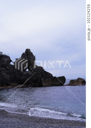 窓岩、まど岩、窓、岩、曽々木海岸、そそぎかいがん、輪島市、海岸、景勝地、名勝、天然記念物、海、空、青 102124259