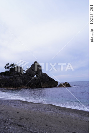 窓岩、まど岩、窓、岩、曽々木海岸、そそぎかいがん、輪島市、海岸、景勝地、名勝、天然記念物、海、空、青 102124261