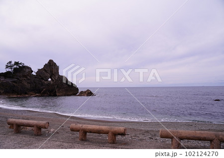 窓岩、まど岩、窓、岩、曽々木海岸、そそぎかいがん、輪島市、海岸、景勝地、名勝、天然記念物、海、空、青 102124270