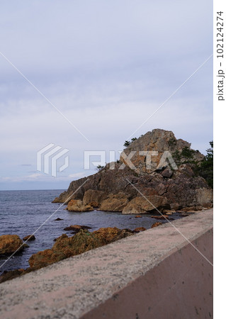 窓岩、まど岩、窓、岩、曽々木海岸、そそぎかいがん、輪島市、海岸、景勝地、名勝、天然記念物、海、空、青 102124274