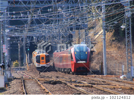 近鉄大阪線の長大トンネル「新靑山トンネル」の入り口付近で特急列車のすれ違い 近鉄大阪線の長大トンネル「新靑山トンネル」の入り口付近で特急列車のすれ違い 102124812