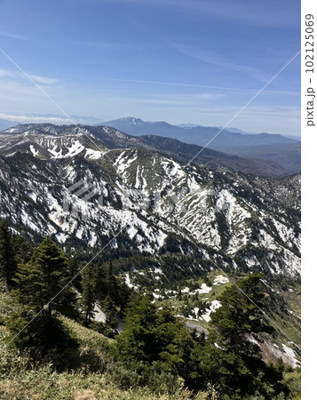 志賀高原横手山　_渋峠スキー場_春先のスキー場_残雪 102125069