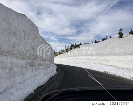 志賀高原横手山_渋峠_春先_残雪_雪の壁_国道292号_ゴールデンウイーク 102125794