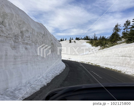 志賀高原横手山_渋峠_春先_残雪_雪の壁_国道292号_ゴールデンウイーク 志賀高原横手山_渋峠_春先_残雪_雪の壁_国道292号_ゴールデンウイーク 102125800