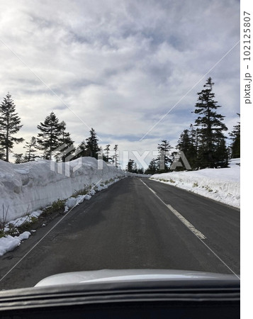 志賀高原横手山_渋峠_春先_残雪_雪の壁_国道292号_ゴールデンウイーク 志賀高原横手山_渋峠_春先_残雪_雪の壁_国道292号_ゴールデンウイーク 102125807