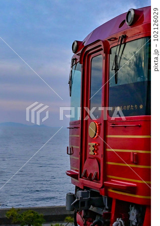 【愛媛】海に最も近い駅 JR下灘駅、海岸沿いを走る列車が素敵。特急観光列車「伊予灘ものがたり」 102126029