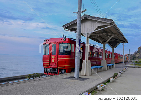 【愛媛】海に最も近い駅 JR下灘駅、海岸沿いを走る列車が素敵。特急観光列車「伊予灘ものがたり」 【愛媛】海に最も近い駅 JR下灘駅、海岸沿いを走る列車が素敵。特急観光列車「伊予灘ものがたり」 102126035