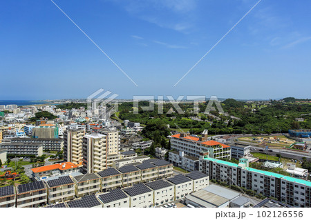 沖縄本島　北谷町美浜から嘉手納方面を望む景色 102126556