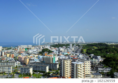 沖縄本島　北谷町美浜から嘉手納方面を望む景色 102126559