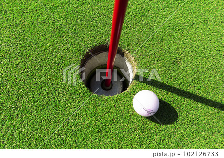 天気の良いゴルフ場のグリーンとホール 天気の良いゴルフ場のグリーンとホール 102126733