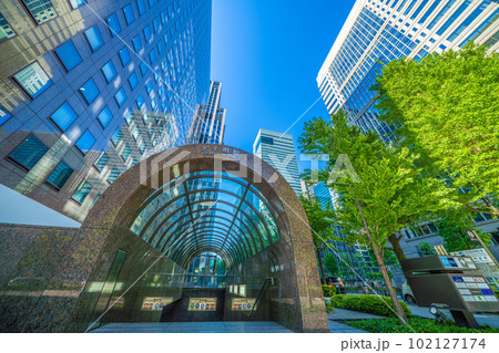 日本の東京都市景観　大手町交差点前の大手町駅や青空と新緑に映える摩天楼＝4月 102127174