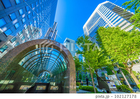 日本の東京都市景観　大手町交差点前の大手町駅や青空と新緑に映える摩天楼＝4月 102127178