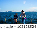 快晴の横浜臨港パークからの海を見る二人組の少女たち 102128524