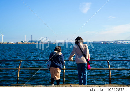 快晴の横浜臨港パークからの海を見る二人組の少女たち 快晴の横浜臨港パークからの海を見る二人組の少女たち 102128524