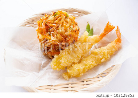 笊にのった揚げ物 102129352