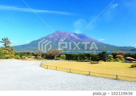 【鹿児島県】晴天の「名勝 仙巌園」から見た桜島 【鹿児島県】晴天の「名勝 仙巌園」から見た桜島 102129636