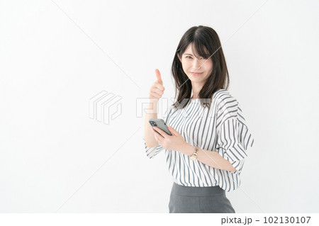 女性 スマホ サムズアップ 女性 スマホ サムズアップ 102130107