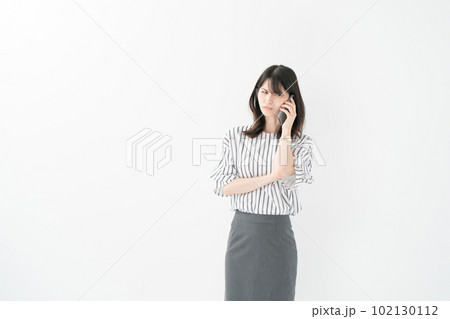 女性 スマホ 悩む 女性 スマホ 悩む 102130112
