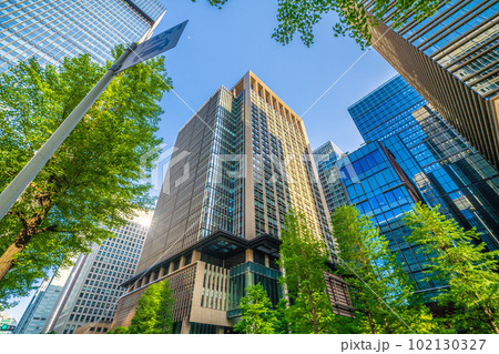 日本の東京都市景観 大手町側から丸の内などのビル群や新緑を望む。画面左側は「大手町駅前」交差点方向 102130327