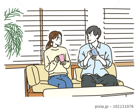 屋内で寄り添うアジア人のカップル 102131076