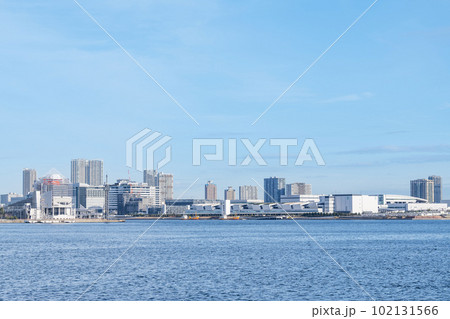 東京都江東区豊洲 快晴の豊洲市場と周辺の街並み(水産仲卸売場棟方面の遠景) 東京都江東区豊洲 快晴の豊洲市場と周辺の街並み(水産仲卸売場棟方面の遠景) 102131566