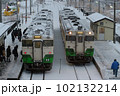 雪景色の会津坂下駅で行き違う只見線 102132214