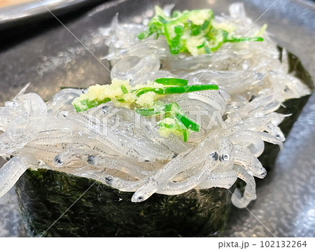 駿河湾の新鮮な生しらす軍艦巻 駿河湾の新鮮な生しらす軍艦巻 102132264