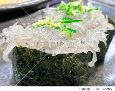 駿河湾の新鮮な生しらす軍艦巻 102132265